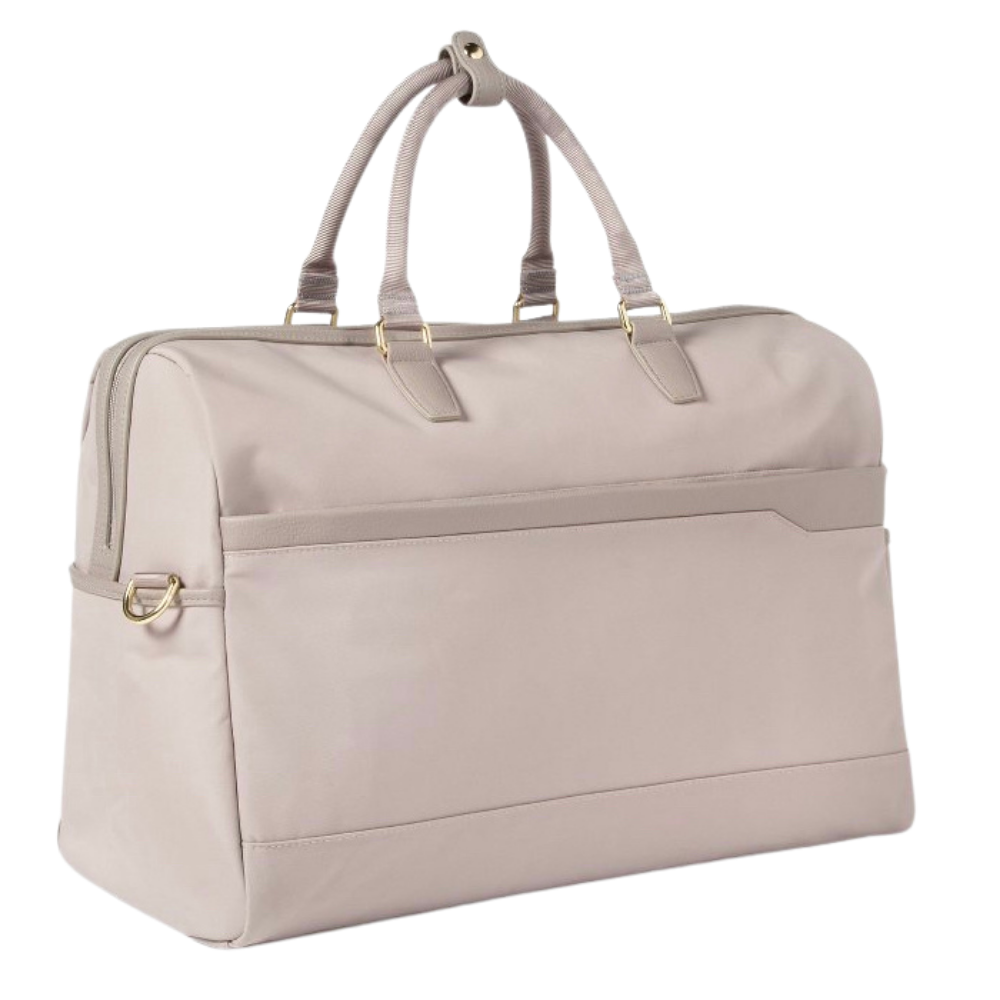 Looking for a stylish, spacious weekender bag that can keep up with your jet-setting lifestyle? Look no further than the Open Story Weekender Bag. This fashionable duffel is perfect for short trips or weekend getaways