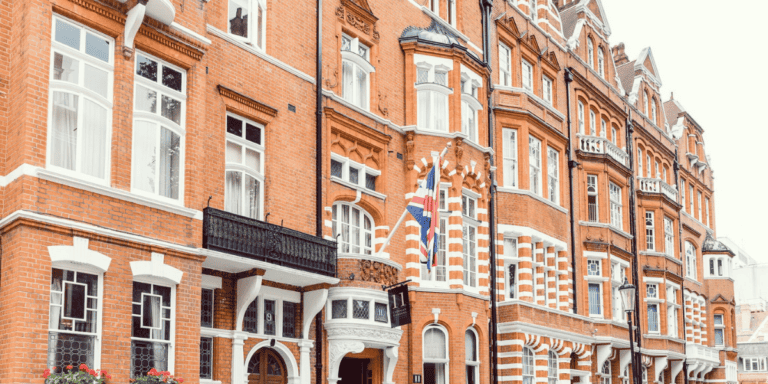 London with kids hotel guide featuring the best family-friendly hotels and apartments by neighborhood.